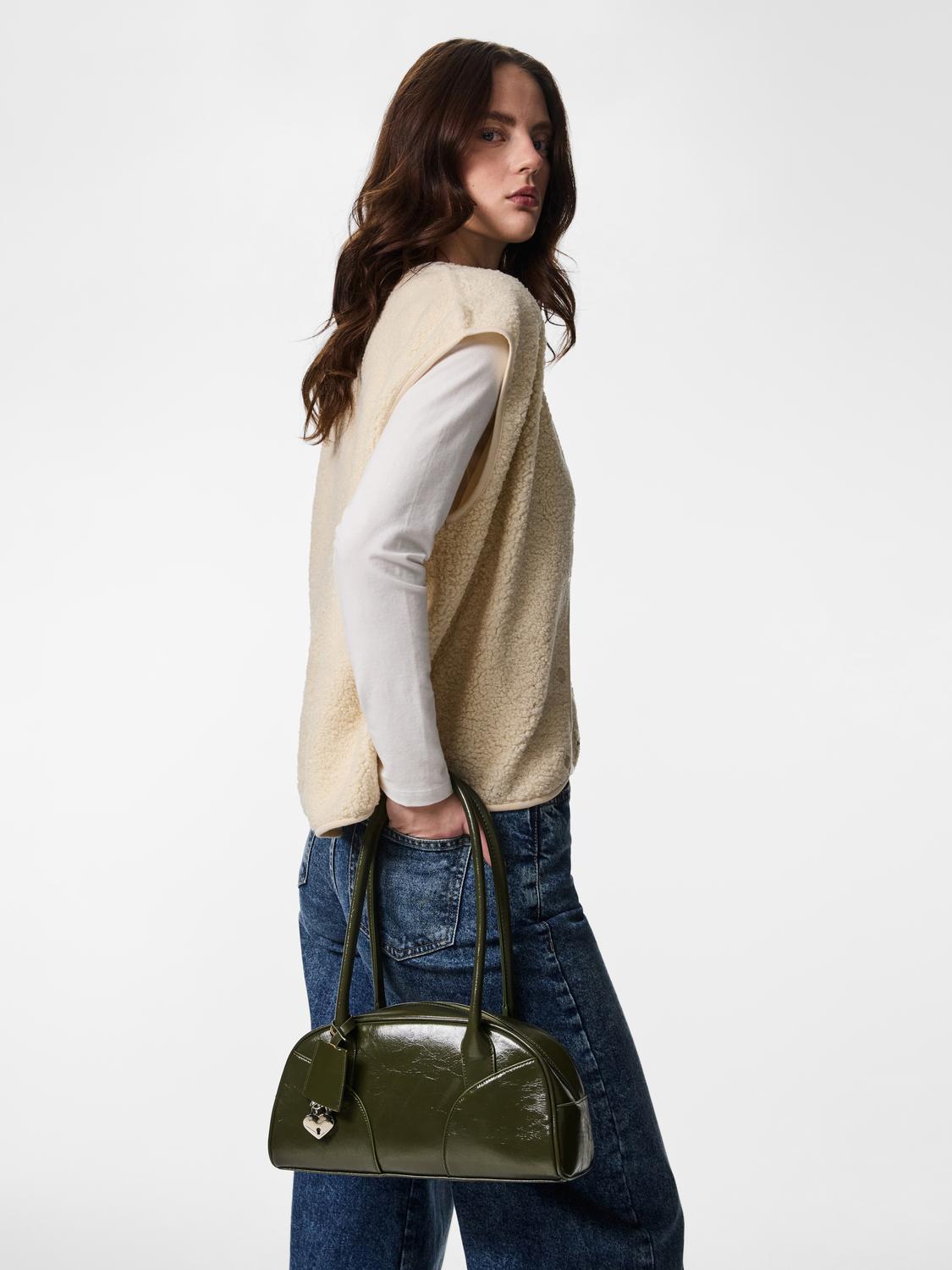 model_shot-front